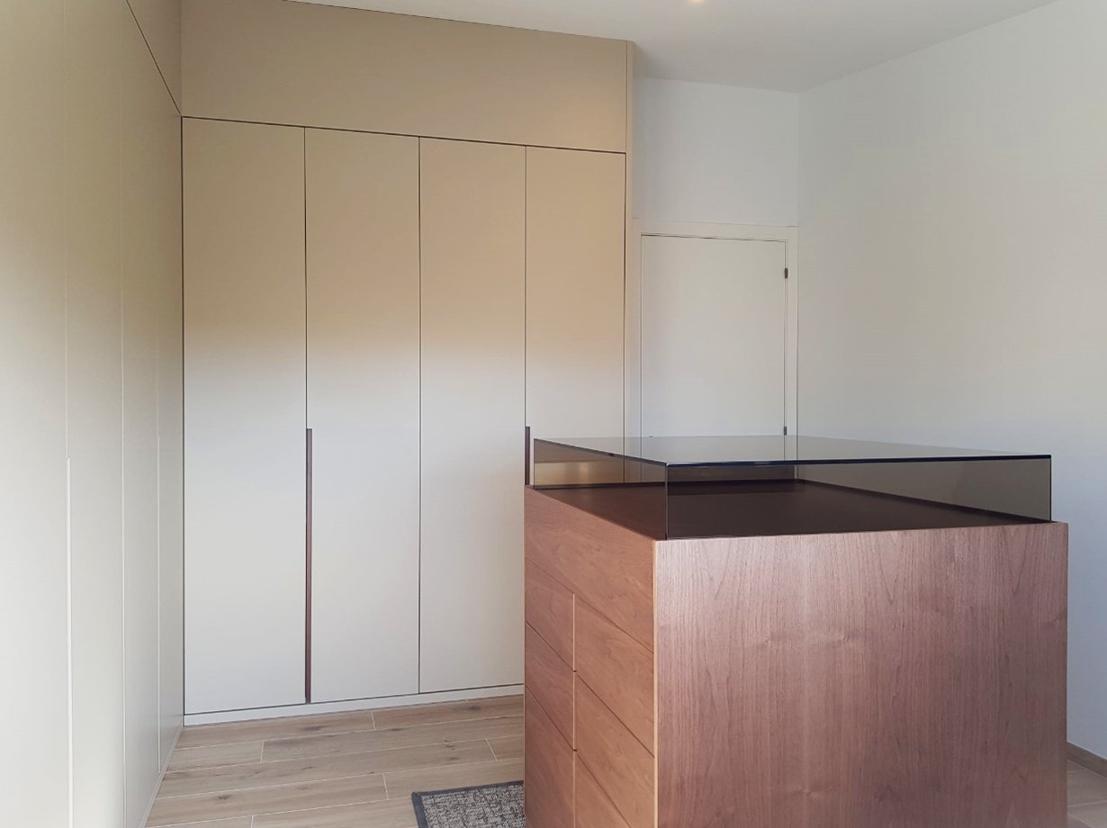 Vestidor con isla central cubelles