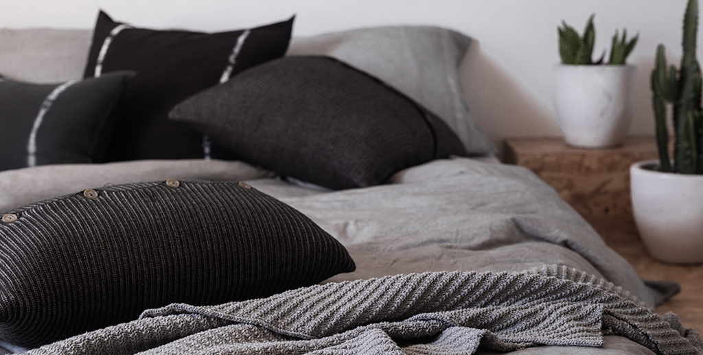 Roba de llit de cotó en color grisos.