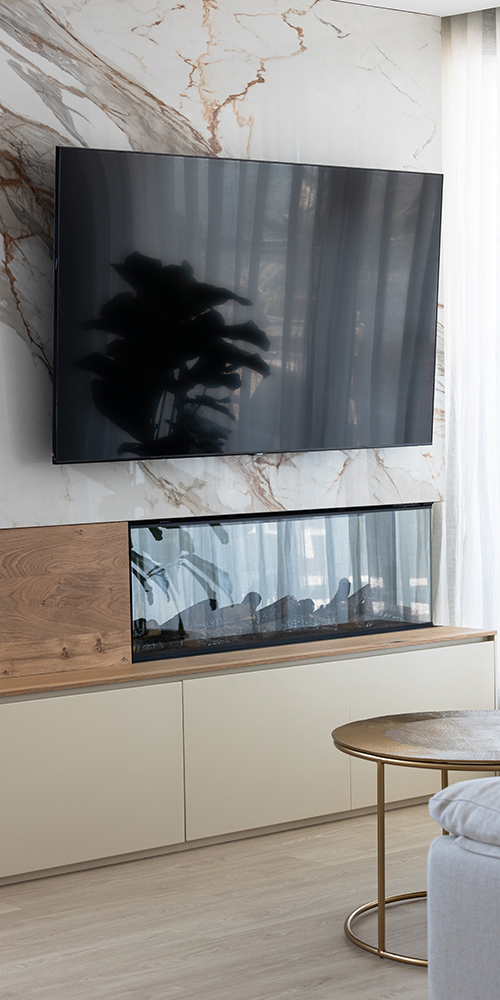 Chimenea de diseño con mueble a medida y zona multimedia