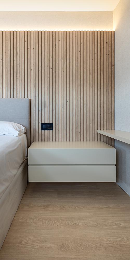 Revestiment allistonat de fusta en Suite amb il·luminació indirecta